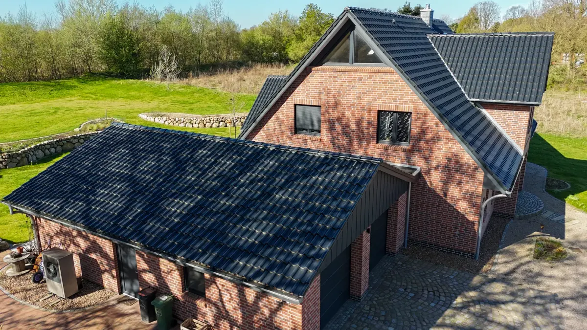 Fertiggestelltes Klinker-Wohnhaus mit dunkler Dacheindeckung — Holzrahmenbau-Projekt der Zimmerei Der Holzprofi