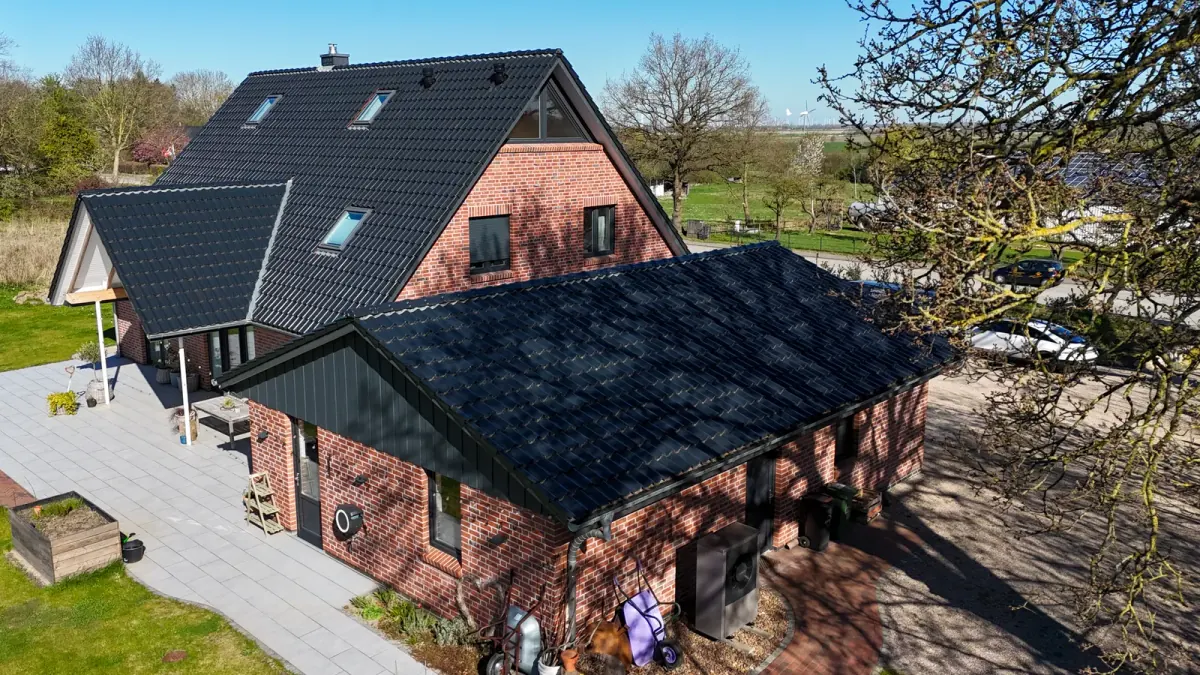 Wohnhaus mit dunklem Walmdach und Sprossenfenstern — Holzrahmenbau-Referenz der Zimmerei Der Holzprofi