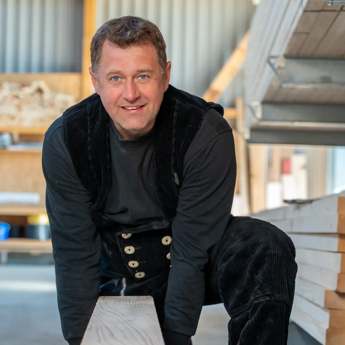 Zimmermeister Sven Hinrichs in traditioneller Zimmertracht in der Werkstatt der Zimmerei Der Holzprofi in Bargenstedt